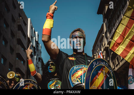 Barcelone, Espagne. 29 Septembre, 2018 : les agents de police de la Police nationale et la garde civile crier des slogans comme ils mars à Barcelone pour rendre hommage aux participants de la dernière années 'operacion copernico', un énorme déploiement de la police dans le référendum Catalan au 1er octobre, et de protester pour une égalité de traitement avec les forces de police régionales Banque D'Images