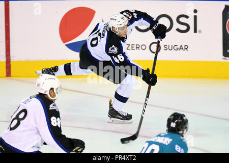 Loveland, Colorado, USA. 28 Sep, 2018. Colorado Eagles avant J.C. Beaudin (46) fait une passe dans la première période de leur match de hockey contre l'AHL San Jose au Barracuda Budweiser Events Center à Loveland, Colorado. San Jose a gagné 5-3. Russell Hons/CSM/Alamy Live News Banque D'Images