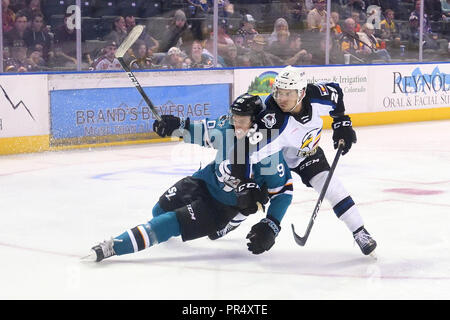 Loveland, Colorado, USA. 28 Sep, 2018. San Jose Barracuda le défenseur Nolan Valleau (90) et du Colorado Eagles avant Caleb Herbert (29) Bataille pour la rondelle dans leur AHL au hockey à l'Budweiser Events Center à Loveland, Colorado. San Jose a gagné 5-3. Russell Hons/CSM/Alamy Live News Banque D'Images