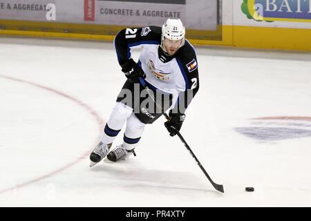 Loveland, Colorado, USA. 28 Sep, 2018. Colorado Eagles avant Josh Winquist (21) patins avec la rondelle dans la première période de leur match de hockey contre l'AHL San Jose au Barracuda Budweiser Events Center à Loveland, Colorado. San Jose a gagné 5-3. Russell Hons/CSM/Alamy Live News Banque D'Images