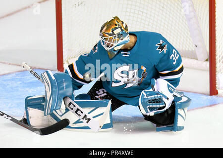 Loveland, Colorado, USA. 28 Sep, 2018. San Jose gardien Barracuda Josef Korenar (32) fait une sauvegarde dans la première période de leur match de hockey contre l'AHL Colorado Eagles à la Budweiser Events Center à Loveland, Colorado. San Jose a gagné 5-3. Russell Hons/CSM/Alamy Live News Banque D'Images