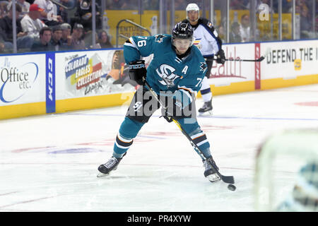 Loveland, Colorado, USA. 28 Sep, 2018. San Jose défenseur Barracuda Cavan Fitzgerald (76) passe la rondelle dans leur match de hockey contre l'AHL Colorado Eagles à la Budweiser Events Center à Loveland, Colorado. San Jose a gagné 5-3. Russell Hons/CSM/Alamy Live News Banque D'Images