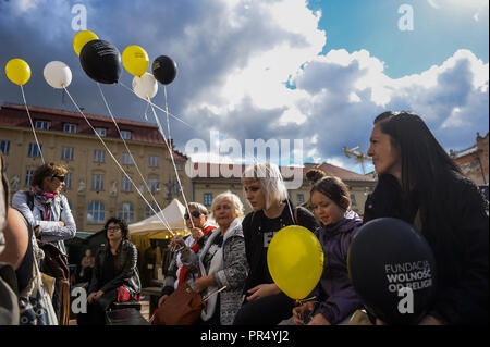 Cracovie, Pologne. Sep 29, 2018. Les personnes sont considérées holding balloons avant la marche de la laïcité à l'Square.Organizers Szczepanski des jours de Cracovie de la laïcité et de bord mars ensemble pour la laïcité de l'État polonais. Il s'agit de débats et de discussions au cours de ce programme. Credit : Omar Marques/SOPA Images/ZUMA/Alamy Fil Live News Banque D'Images