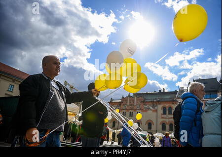 Cracovie, Pologne. Sep 29, 2018. Un homme vu holding balloons written la liberté de religion au cours de l'March.Organizers de Cracovie le jours de la laïcité et de bord mars ensemble pour la laïcité de l'État polonais. Il s'agit de débats et de discussions au cours de ce programme. Credit : Omar Marques/SOPA Images/ZUMA/Alamy Fil Live News Banque D'Images