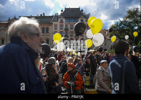 Cracovie, Pologne. Sep 29, 2018. Les personnes sont considérées holding balloons at Place Szczepanski pendant l'march.Organizers de Cracovie le jours de la laïcité et de bord mars ensemble pour la laïcité de l'État polonais. Il s'agit de débats et de discussions au cours de ce programme. Credit : Omar Marques/SOPA Images/ZUMA/Alamy Fil Live News Banque D'Images