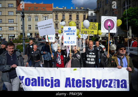 Cracovie, Pologne. Sep 29, 2018. Les personnes sont considérées tenant une banderole, affiches et ballons à l'march.Organizers Place Szczepanski pendant des jours de Cracovie de la laïcité et de bord mars ensemble pour la laïcité de l'État polonais. Il s'agit de débats et de discussions au cours de ce programme. Credit : Omar Marques/SOPA Images/ZUMA/Alamy Fil Live News Banque D'Images
