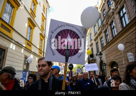 Cracovie, Pologne. Sep 29, 2018. Vu un homme tenant une affiche au March.Organizers de Cracovie le jours de la laïcité et de bord mars ensemble pour la laïcité de l'État polonais. Il s'agit de débats et de discussions au cours de ce programme. Credit : Omar Marques/SOPA Images/ZUMA/Alamy Fil Live News Banque D'Images
