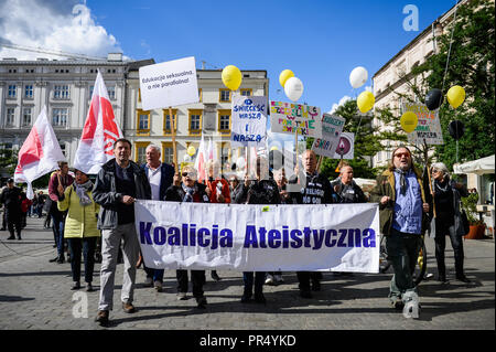 Cracovie, Pologne. Sep 29, 2018. Les personnes sont considérées tenant une bannière, des affiches et des ballons durant le march.Organizers de Cracovie le jours de la laïcité et de bord mars ensemble pour la laïcité de l'État polonais. Il s'agit de débats et de discussions au cours de ce programme. Credit : Omar Marques/SOPA Images/ZUMA/Alamy Fil Live News Banque D'Images