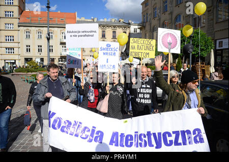 Cracovie, Pologne. Sep 29, 2018. Les personnes sont considérées tenant une banderole, affiches et ballons à l'march.Organizers Place Szczepanski pendant des jours de Cracovie de la laïcité et de bord mars ensemble pour la laïcité de l'État polonais. Il s'agit de débats et de discussions au cours de ce programme. Credit : Omar Marques/SOPA Images/ZUMA/Alamy Fil Live News Banque D'Images