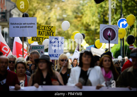 Cracovie, Pologne. Sep 29, 2018. Les personnes sont considérées tenant une banderole, affiches et ballons à l'march.Organizers Place Szczepanski pendant des jours de Cracovie de la laïcité et de bord mars ensemble pour la laïcité de l'État polonais. Il s'agit de débats et de discussions au cours de ce programme. Credit : Omar Marques/SOPA Images/ZUMA/Alamy Fil Live News Banque D'Images