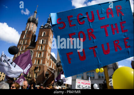 Cracovie, Pologne. Sep 29, 2018. Une affiche vu written laïque pour l'avenir sur la place principale, au cours de l'march.Organizers de Cracovie le jours de la laïcité et de bord mars ensemble pour la laïcité de l'État polonais. Il s'agit de débats et de discussions au cours de ce programme. Credit : Omar Marques/SOPA Images/ZUMA/Alamy Fil Live News Banque D'Images