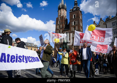 Cracovie, Pologne. Sep 29, 2018. Les personnes sont considérées en agitant des drapeaux et des ballons partis politiques au cours de l'March.Organizers les jours de Cracovie de la laïcité et de bord ensemble mars pour la laïcité de l'État polonais. Il s'agit de débats et de discussions au cours de ce programme. Credit : Omar Marques/SOPA Images/ZUMA/Alamy Fil Live News Banque D'Images