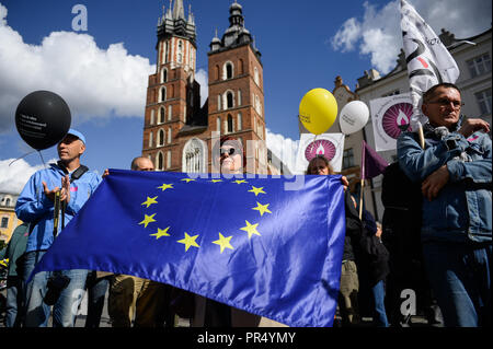 Cracovie, Pologne. Sep 29, 2018. Vu une femme tenant un drapeau de l'Union européenne au cours de l'March.Organizers de Cracovie le jours de la laïcité et de bord mars ensemble pour la laïcité de l'État polonais. Il s'agit de débats et de discussions au cours de ce programme. Credit : Omar Marques/SOPA Images/ZUMA/Alamy Fil Live News Banque D'Images