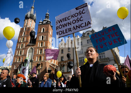 Cracovie, Pologne. Sep 29, 2018. Les femmes vu holding posters et ballons pendant le March.Organizers de Cracovie le jours de la laïcité et de bord mars ensemble pour la laïcité de l'État polonais. Il s'agit de débats et de discussions au cours de ce programme. Credit : Omar Marques/SOPA Images/ZUMA/Alamy Fil Live News Banque D'Images