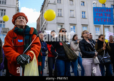Cracovie, Pologne. Sep 29, 2018. Vu une femme tenant une bannière et de ballons pendant le March.Organizers des jours de Cracovie de la laïcité et de bord mars ensemble pour la laïcité de l'État polonais. Il s'agit de débats et de discussions au cours de ce programme. Credit : Omar Marques/SOPA Images/ZUMA/Alamy Fil Live News Banque D'Images