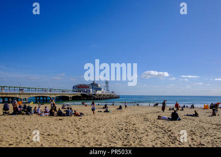 Bournemouth, Royaume-Uni. 29 septembre 2018 Royaume-Uni Bournemouth Météo .  !En milliers de personnes descendent sur Bournemouth pour cette années Arts Festival d'exécution entre le 29 septembre et 6 octobre. Le temps était absolument magnifique en automne le soleil avec les personnes bénéficiant de l'animation et de nombreux profiter de la plage. Paul Chambers crédit Alamy Live News. Banque D'Images