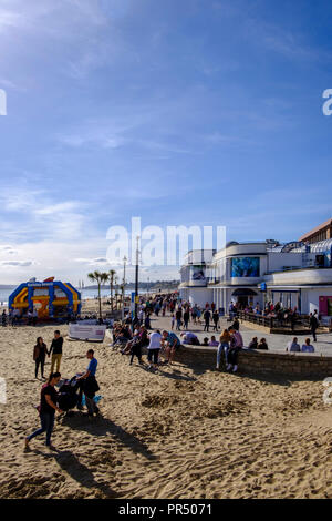 Bournemouth, Royaume-Uni. 29 septembre 2018 Royaume-Uni Bournemouth Météo .  !En milliers de personnes descendent sur Bournemouth pour cette années Arts Festival d'exécution entre le 29 septembre et 6 octobre. Le temps était absolument magnifique en automne le soleil avec les personnes bénéficiant de l'animation et de nombreux profiter de la plage. Paul Chambers crédit Alamy Live News. Banque D'Images