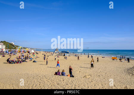 Bournemouth, Royaume-Uni. 29 septembre 2018 Royaume-Uni Bournemouth Météo .  !En milliers de personnes descendent sur Bournemouth pour cette années Arts Festival d'exécution entre le 29 septembre et 6 octobre. Le temps était absolument magnifique en automne le soleil avec les personnes bénéficiant de l'animation et de nombreux profiter de la plage. Paul Chambers crédit Alamy Live News. Banque D'Images