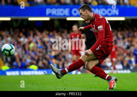 Londres, Royaume-Uni. 29 septembre 2018. Andrew Robertson de Liverpool en action. Premier League, Chelsea v Liverpool au Stamford Bridge à Londres le samedi 29 septembre 2018. Cette image ne peut être utilisé qu'à des fins rédactionnelles. Usage éditorial uniquement, licence requise pour un usage commercial. Aucune utilisation de pari, de jeux ou d'un seul club/ligue/dvd publications. pic par Steffan Bowen/ Andrew Orchard la photographie de sport/Alamy live news Banque D'Images