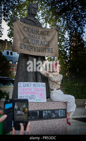 Londres, Royaume-Uni, 29 septembre 2018. Le parlement brésilien Square Londres protester les droits civils à Londres le 29 septembre. Les brésiliens à Londres protester contre l'extrême droite candidat politique bolsanaro Jaďr, et ses politiques conservatrices. La protestation est dirigé par des femmes par la statue de suffragette Millicent Fawsett Crédit : marc zakian/Alamy Live News Banque D'Images