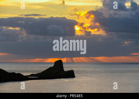 Rhossili, Pays de Galles, Royaume-Uni. 29 septembre 2018. Météo britannique. Un coucher de soleil sur la tête vers moody vu de Rhossili dans la péninsule de Gower au Pays de Galles. Crédit photo : Graham Hunt/Alamy Live News Banque D'Images