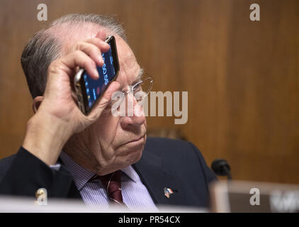 28 septembre 2018 - Washington, District of Columbia, États-Unis - États-Unis Le Sénateur Chuck Grassley (républicain de l'Iowa), président, Comité du Sénat américain sur le pouvoir judiciaire, utilise son téléphone intelligent d'essayer de nous dire le sénateur Cory Booker (démocrate du New Jersey) pour limiter ses remarques que le comité organise un vote sur la nomination du juge Brett Kavanaugh pour être juge de la Cour suprême des États-Unis pour remplacer l'ancien juge Anthony Kennedy sur la colline du Capitole à Washington, DC le vendredi 28 septembre, 2018. Si le comité vote en faveur de M. Kavanaugh puis il va à l'intégralité d'un Sénat des États-Unis Banque D'Images