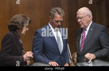 28 septembre 2018 - Washington, District of Columbia, États-Unis - États-Unis Le sénateur Jeff Flake (républicain de l'Arizona), centre, converse avec United States la sénatrice Dianne Feinstein (démocrate de Californie), à gauche, et l'United States le sénateur Patrick Leahy (démocrate du Vermont), à droite, avant le vote dans le comité du Sénat américain sur la magistrature sur la nomination du juge Brett Kavanaugh pour être juge de la Cour suprême des États-Unis pour remplacer l'ancien juge Anthony Kennedy sur la colline du Capitole à Washington, DC le vendredi 28 septembre, 2018. Le comité a voté pour envoyer la candidature à la Banque D'Images