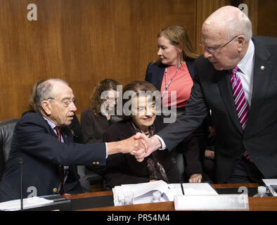 28 septembre 2018 - Washington, District of Columbia, États-Unis - États-Unis Le Sénateur Chuck Grassley (républicain de l'Iowa), gauche, serre la main avec nous le sénateur Patrick Leahy (démocrate du Vermont), droite, en tant que sénateur américain Dianne Feinstein (démocrate de Californie), centre, regarde avant le comité du Sénat américain sur le pouvoir judiciaire la tenue d'un vote sur la nomination du juge Brett Kavanaugh pour être juge de la Cour suprême des États-Unis pour remplacer l'ancien juge Anthony Kennedy sur la colline du Capitole à Washington, DC le vendredi 28 septembre, 2018. Si le comité vote en faveur de M. Kavanaugh puis Banque D'Images