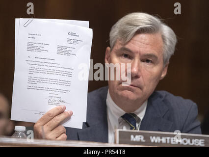 28 septembre 2018 - Washington, District of Columbia, États-Unis - États-Unis Le Sénateur Sheldon Whitehouse (démocrate du Rhode Island) est titulaire d'une lettre de l'avocat du juge Mark qu'il fait une déclaration liminaire au Comité du Sénat américain sur le pouvoir judiciaire de la réunion vote sur la nomination du juge Brett Kavanaugh pour être juge de la Cour suprême des États-Unis pour remplacer l'ancien juge Anthony Kennedy sur la colline du Capitole à Washington, DC le vendredi 28 septembre, 2018. Si le comité vote en faveur de M. Kavanaugh puis il va à l'ensemble du Sénat US pour un vote final (Image Crédit : © Ron Sachs Banque D'Images