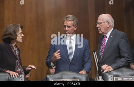 28 septembre 2018 - Washington, District of Columbia, États-Unis - États-Unis Le sénateur Jeff Flake (républicain de l'Arizona), centre, converse avec United States la sénatrice Dianne Feinstein (démocrate de Californie), à gauche, et l'United States le sénateur Patrick Leahy (démocrate du Vermont), à droite, avant le vote dans le comité du Sénat américain sur la magistrature sur la nomination du juge Brett Kavanaugh pour être juge de la Cour suprême des États-Unis pour remplacer l'ancien juge Anthony Kennedy sur la colline du Capitole à Washington, DC le vendredi 28 septembre, 2018. Le comité a voté pour envoyer la candidature à la Banque D'Images