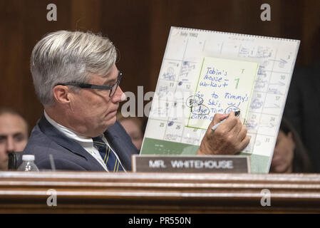 28 septembre 2018 - Washington, District of Columbia, États-Unis - États-Unis Le Sénateur Sheldon Whitehouse (démocrate du Rhode Island) annote une page du journal de juillet 1982 appartenant au juge Brett Kavanaugh qu'il fait une déclaration liminaire au Comité du Sénat américain sur le pouvoir judiciaire de la réunion vote sur la nomination du juge Brett Kavanaugh pour être juge de la Cour suprême des États-Unis pour remplacer l'ancien juge Anthony Kennedy sur la colline du Capitole à Washington, DC le vendredi 28 septembre, 2018. Si le comité vote en faveur de M. Kavanaugh puis il va à l'US S Banque D'Images