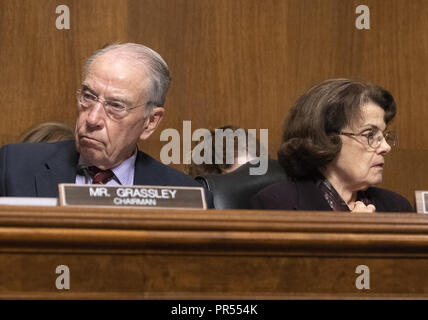 28 septembre 2018 - Washington, District of Columbia, États-Unis - États-Unis Le Sénateur Chuck Grassley (républicain de l'Iowa), président, à gauche, et le sénateur américain Dianne Feinstein (démocrate de Californie), rang, écouter les déclarations d'ouverture que le comité du Sénat américain sur l'appareil judiciaire se réunit afin de voter sur la nomination du juge Brett Kavanaugh pour être juge de la Cour suprême des États-Unis pour remplacer l'ancien juge Anthony Kennedy sur la colline du Capitole à Washington, DC le vendredi 28 septembre, 2018. Si le comité vote en faveur de M. Kavanaugh puis il va à l'US Sénat pour un f Banque D'Images