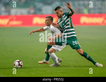 Budapest, Hongrie. 29 septembre 2018. (R-l) Marcel Heister de Ferencvarosi TC fautes Donat Zsoter de Ujpest FC pendant le Hongrois OTP Bank Liga match entre Ferencvarosi TC et Ujpest FC de Groupama Arena le 29 septembre 2018 à Budapest, Hongrie. Credit : Laszlo Szirtesi/Alamy Live News Banque D'Images