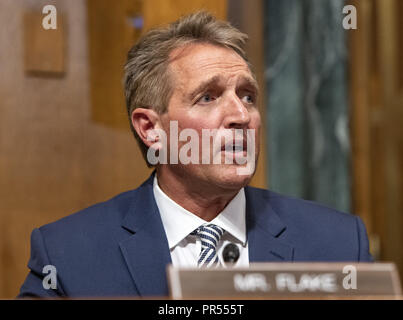 28 septembre 2018 - Washington, District of Columbia, États-Unis - États-Unis Le sénateur Jeff Flake (républicain de l'Arizona) fait une déclaration au comité du Sénat américain sur la magistrature avant un vote sur la nomination du juge Brett Kavanaugh pour être juge de la Cour suprême des États-Unis pour remplacer l'ancien juge Anthony Kennedy sur la colline du Capitole à Washington, DC le vendredi 28 septembre, 2018. Si le comité vote en faveur de M. Kavanaugh puis il va à l'ensemble du Sénat US pour un vote final. Flake a voté pour envoyer la nomination au Sénat américain, mais a demandé que le vote final de Banque D'Images