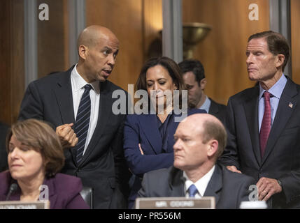 28 septembre 2018 - Washington, District of Columbia, États-Unis - États-Unis Le Sénateur Cory Booker (démocrate du New Jersey), en haut à gauche, En conversation avec le sénateur américain Kamala Harris (démocrate de Californie), en haut au centre, et le sénateur américain Richard Blumenthal (démocrate du Connecticut), en haut à droite, en tant que sénateur des Etats-Unis Amy Klobuchar (démocrate du Minnesota), en bas à gauche, et le sénateur américain Chris Coons (démocrate du Delaware), en bas à droite, écouter les délibérations au cours de l'US Senate Committee on the Judiciary vote sur la nomination du juge Brett Kavanaugh à associer la Justice de t Banque D'Images