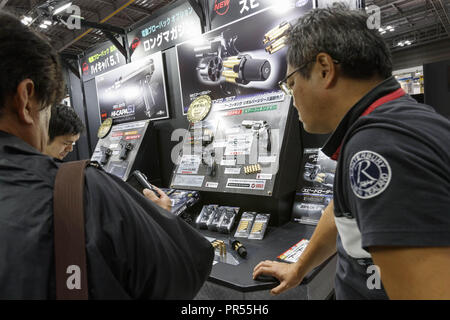 Tokyo, Japon. Sep 29, 2018. Les visiteurs voir Armes à air lors de la 58e tout le Japon et modèle Hobby Show à Tokyo Big Sight. L'exposition annuelle passe-temps introduit des marchandises telles que les modèles en plastique, action figures, les drones et les armes à air du 28 au 30 septembre. Credit : Rodrigo Reyes Marin/ZUMA/Alamy Fil Live News Banque D'Images