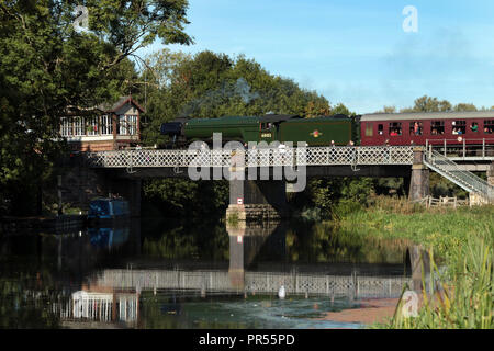 Cambridgshire, UK. 29 septembre 2018. La célèbre Flying Scotsman 60103 locomotive train à vapeur passe lentement sur la rivière Nene sur le Nene Valley Railway, à Wansford, Cambridgshire, le 29 septembre 2018. Crédit : Paul Marriott/Alamy Live News Banque D'Images