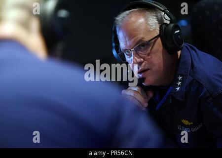 Vice-amiral. Scott Buschman, la Garde côtière de l'Atlantique, Commandant, vues un vol-map avant de voyager jusqu'à la Caroline du Nord pour évaluer les dommages causés par l'ouragan Florence à partir d'un avion C-130 de la Garde côtière à Norfolk, en Virginie, le 16 septembre 2018. La Garde côtière continue d'opérations de sauvetage dans l'ensemble de la région et a permis de sauver 64 vies depuis Florence a touché terre, ce survol sur une Garde côtière Elizabeth City C-130 permettaient aux passagers d'obtenir un sur-ensemble vue aérienne de l'état de la région. Banque D'Images