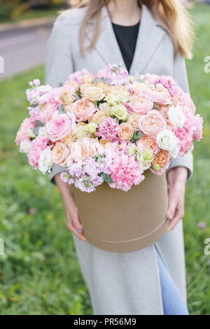 Beau bouquet de printemps dans boîte ronde. Arrangement avec diverses fleurs. Le concept d'une boutique de fleurs. Une série de photos pour un site ou un catalogue. Fleuriste travail. Banque D'Images