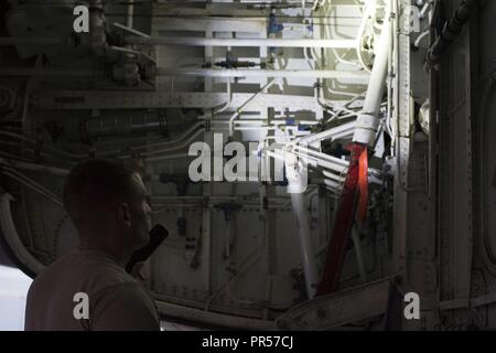 Les cadres supérieurs de l'US Air Force Airman Matthieu Putkowski, faire le plein d'un avion et d'entretien affecté à l'apprenti 6e Escadron de maintenance des aéronefs, effectue un KC-135 Stratotanker inspection pré-vol de l'aéronef au cours d'un exercice de préparation opérationnelle à la base aérienne MacDill, Floride, le 11 septembre 2018. Putkowski a participé à trois jours de minerai à son équipe qui l'a testé MacDill's compétence dans les situations d'alerte. Banque D'Images