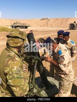 Us Cavalry troopers du 1er Escadron, 3e régiment de cavalerie "Brave Rifles", et les instructeurs de l'Australie montrent un Irakien le brigadier général le nouveau M120 Système de mortier, 5 septembre 2018. Les courageux Rifles sont actuellement en poste en Iraq dans le cadre de l'opération de travail, résoudre inhérent par, avec et par les forces de sécurité irakiennes et de la coalition de 74 nations unies pour vaincre ISIS dans les zones de l'Irak et la Syrie, et de définir les conditions pour le suivi des opérations d'augmentation de la stabilité régionale. Banque D'Images