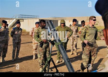 Us Cavalry troopers du 1er Escadron, 3e régiment de cavalerie "Brave Rifles", et les instructeurs de l'Australie montrent le mortarmen iraquien nouveau M120 Système de mortier, 5 septembre 2018. Les courageux Rifles sont actuellement en poste en Iraq dans le cadre de l'opération de travail, résoudre inhérent par, avec et par les forces de sécurité irakiennes et de la coalition de 74 nations unies pour vaincre ISIS dans les zones de l'Irak et la Syrie, et de définir les conditions pour le suivi des opérations d'augmentation de la stabilité régionale. Banque D'Images