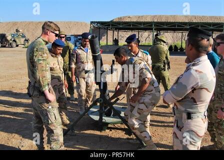 Us Cavalry troopers du 1er Escadron, 3e régiment de cavalerie "Brave Rifles", et les instructeurs de l'Australie montrent un Irakien le brigadier général le nouveau M120 Système de mortier, 5 septembre 2018. Les courageux Rifles sont actuellement en poste en Iraq dans le cadre de l'opération de travail, résoudre inhérent par, avec et par les forces de sécurité irakiennes et de la coalition de 74 nations unies pour vaincre ISIS dans les zones de l'Irak et la Syrie, et de définir les conditions pour le suivi des opérations d'augmentation de la stabilité régionale. Banque D'Images