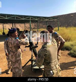 Us Cavalry troopers du 1er Escadron, 3e régiment de cavalerie "Brave Rifles", et les instructeurs de l'Australie montrent un Irakien le brigadier général le nouveau M120 Système de mortier, 5 septembre 2018. Les courageux Rifles sont actuellement en poste en Iraq dans le cadre de l'opération de travail, résoudre inhérent par, avec et par les forces de sécurité irakiennes et de la coalition de 74 nations unies pour vaincre ISIS dans les zones de l'Irak et la Syrie, et de définir les conditions pour le suivi des opérations d'augmentation de la stabilité régionale. Banque D'Images