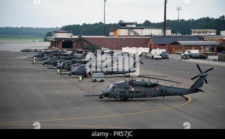 HH-60 Pave Hawk helicopter aircrew aviateurs avec le 334e groupe expéditionnaire aérienne, asseyez-vous alerte sur le Joint Base Charleston, S.C., Flightline, 2018 Le 16 septembre. Le 334e AEG est composé d'aviateurs et d'actifs de la 920e Escadre de sauvetage (Patrick Air Force Base, en Floride) et le 23d'aile (Moody Air Force Base, la Géorgie) qui sont prêts à fournir des services de recherche et de sauvetage secours en Caroline du Sud pour exécuter des opérations de recherche et de sauvetage pour ceux qui pourraient être touchés par l'ouragan Florence. Banque D'Images