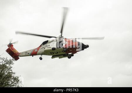 Un hélicoptère Jayhawk MH-60T de l'équipage de la station de la Garde Côtière Canadienne Elizabeth City, Caroline du Nord, évacue les résidents de Rocky Point, en Caroline du Nord en raison des inondations causées par l'ouragan Florence. Un total de 26 adultes, 11 enfants, sept chiens et quatre chats ont été évacués du quartier. Banque D'Images