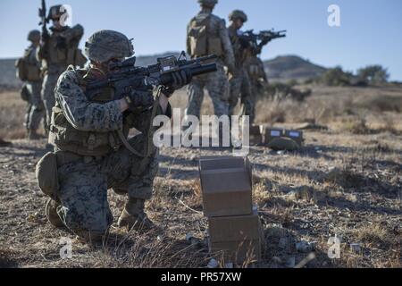 Marine Corps Base Camp Pendleton, CA - un milieu marin avec Lima compagnie, 3e Bataillon, 5e Régiment de Marines, s'apprête à congédier un lance-grenades M203 lors d'un champ de tir réel à bord de Camp Pendleton, en Californie, le 12 septembre 2018. Les Marines ont tiré de l'entraînement M203 et Mark 19 grenade 40 mm machine gun au cours de la gamme. Cycles de formation sont un coffre-fort, une alternative économique aux balles qui offrent les mêmes unités de formation précieux. Banque D'Images