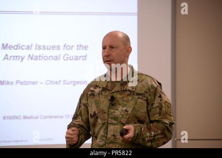 Le colonel Michael Pelzner, Bureau de la Garde nationale, chirurgien général prend la parole à la 3ème Conférence Annuelle New York Army National Guard Service médical et de santé comportementale Atelier à Stratton Veteran's Affairs Medical Center, à Albany le 13 septembre 2018. Banque D'Images