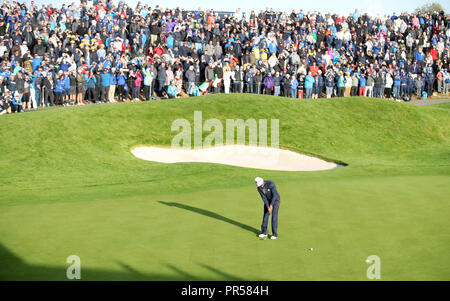 Tiger Woods du Team USA manque un putt sur le green pendant le 1er match Fourballs le deuxième jour de la Ryder Cup au Golf National, Saint-Quentin-en-Yvelines, Paris. Banque D'Images