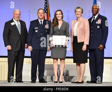 Morgan Nollar reçoit le conjoint Joan Orr de l'Année de chef d'état-major de la Force aérienne Le Général David L. Goldfein, deuxième à gauche, secrétaire de l'Air Force Heather Wilson, deuxième à partir de la droite, le sergent-chef en chef de l'Armée de l'air Kaleth Wright, extrême droite, et Whit Peters, président de l'Association de la Force aérienne au cours de l'AFA, l'air et de l'espace Cyber conférence à National Harbor, Maryland, le 17 septembre 2018. Nollan sert à AMC et est le conjoint du Capitaine Steven Noller, 21e Escadron d'attaque, Travis Air Force Base, en Californie. Banque D'Images
